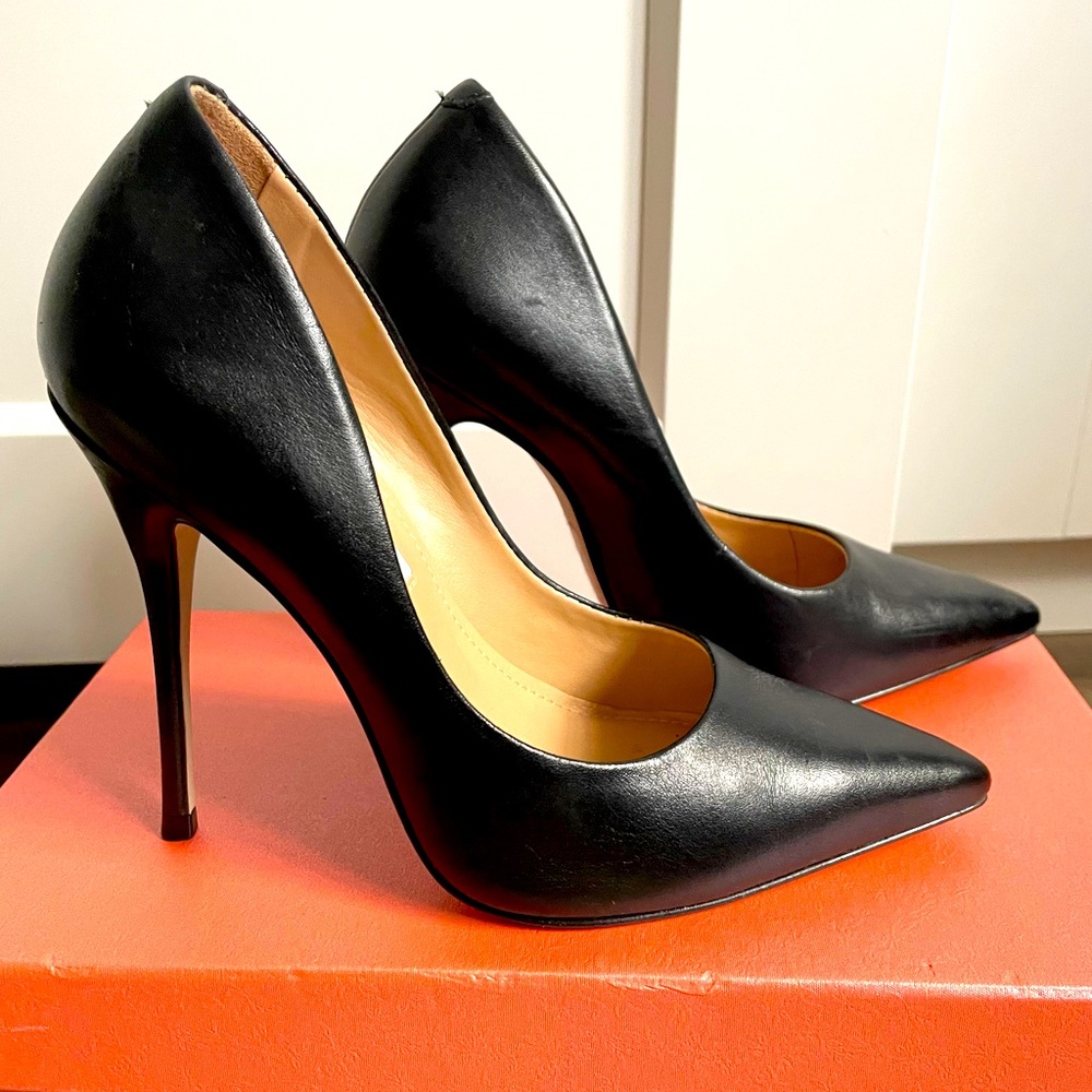 SAKS fifth Avenue pointy toe high heel size 5 - only worn 2x